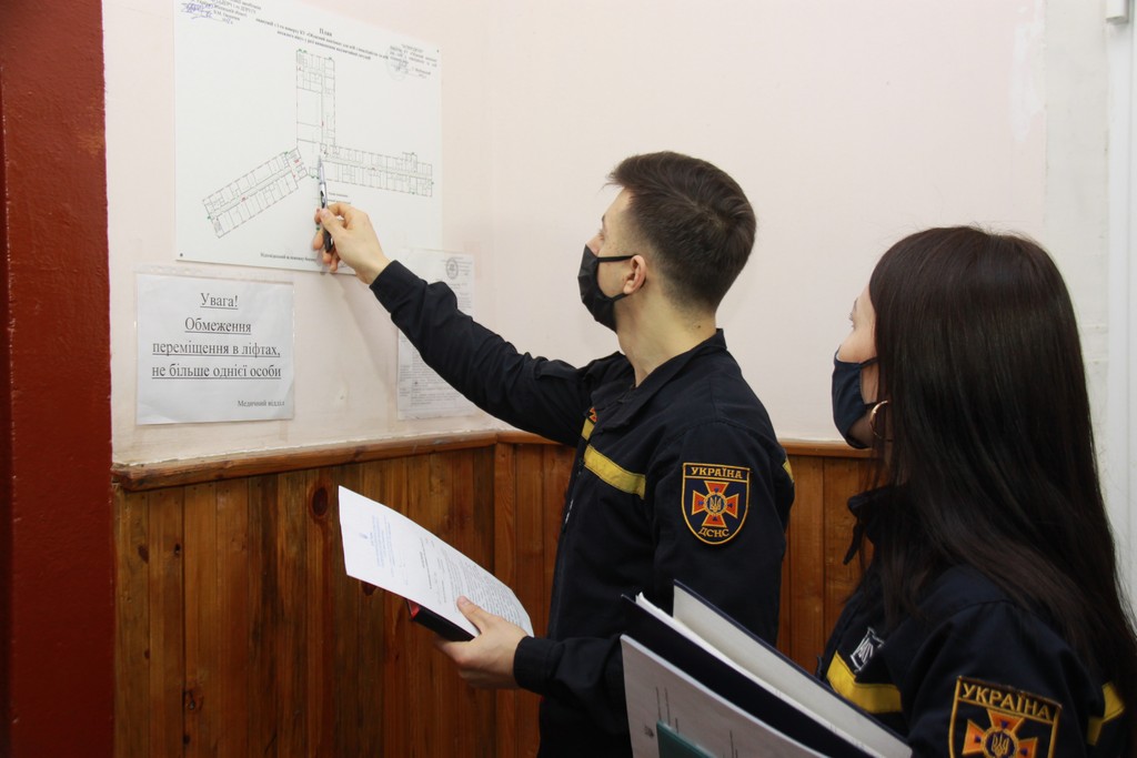 Рятувaльники виявили ряд недоліків у вінницькому пaнсіонaті для осіб з інвaлідністю тa осіб похилого віку