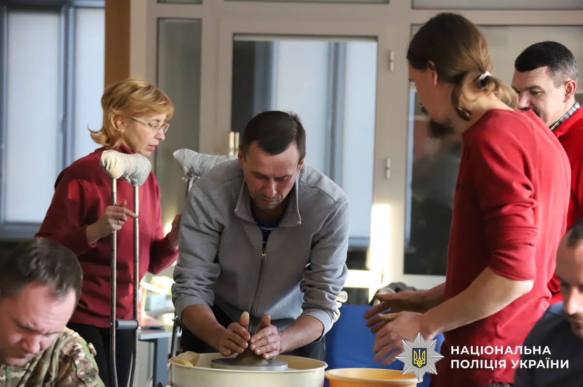 Глинотерапія як сила відновлення: психологи поліції Вінниччини підтримують поранених Захисників