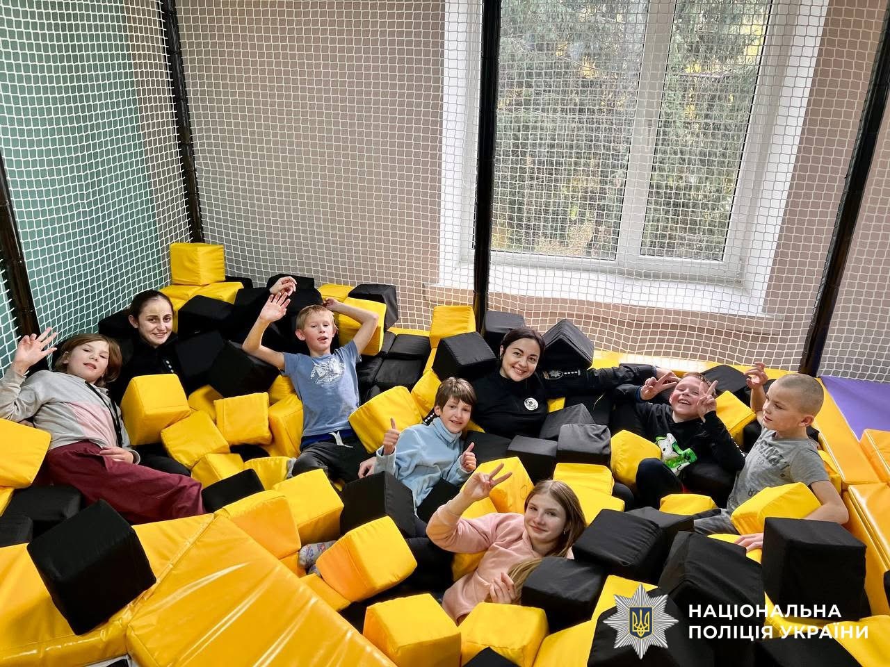 Стрибки на батуті, VR-пригоди та море радості: ювенальні поліцейські подарували вихованцям реабілітаційного центру справжнє свято