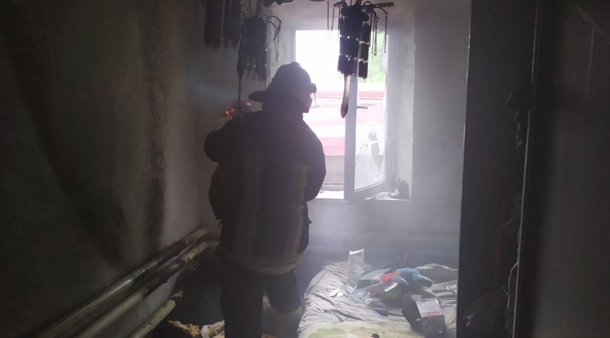 На Вінниччині в сільській хатині сталася пожежа: рятували постраждалого чоловіка 