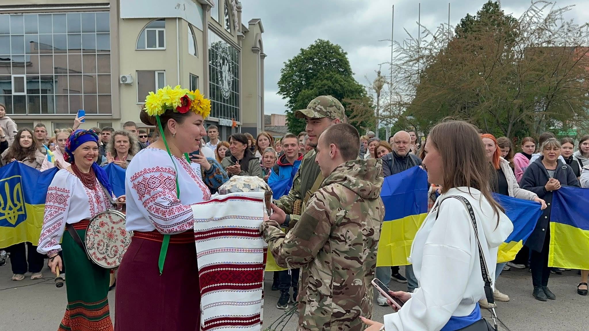 Герой повернувся: Тульчин емоційно зустрів захисника Павла Данилюка після 17 місяців полону