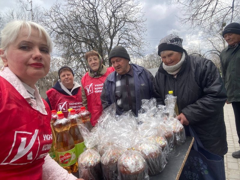 Волонтери «Української команди» привітали жителів Гайсина з Великоднем та підтримали нужденних