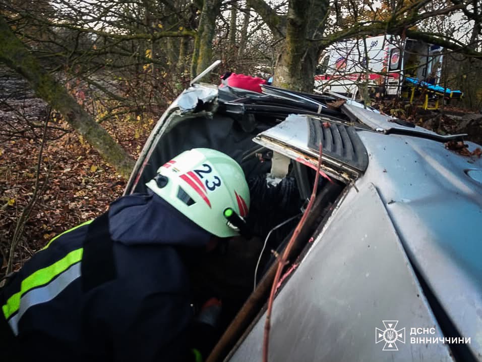 Неповнолітній водій постраждав у ДТП на Вінниччині — рятувальники визволяли з авто