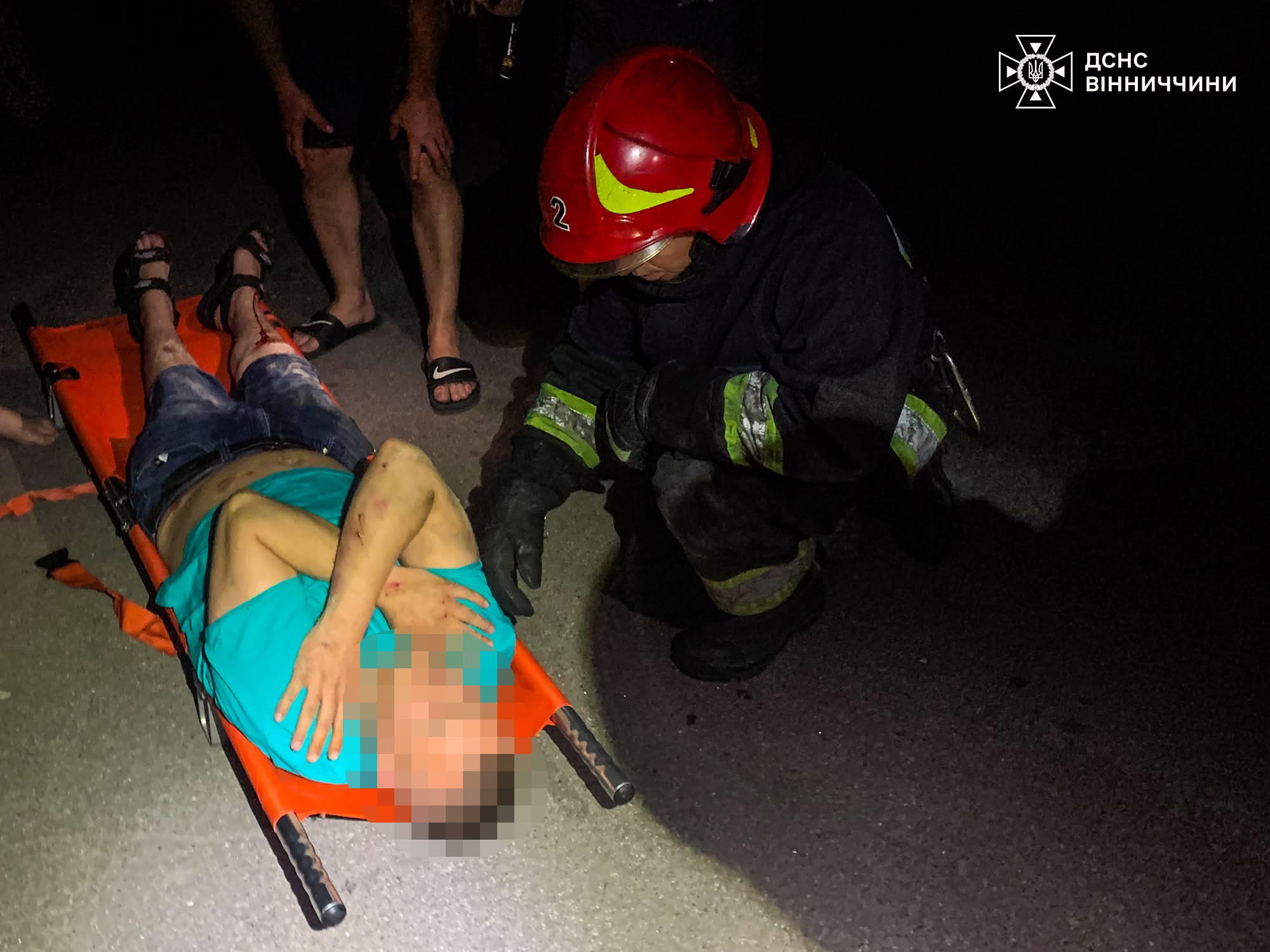 Падіння у 4-метрову яму: вінничанина врятували рятувальники посеред ночі