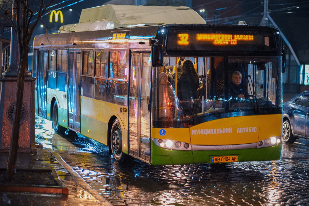 У Вінниці на маршрути виїхали два нові газові автобуси Solaris