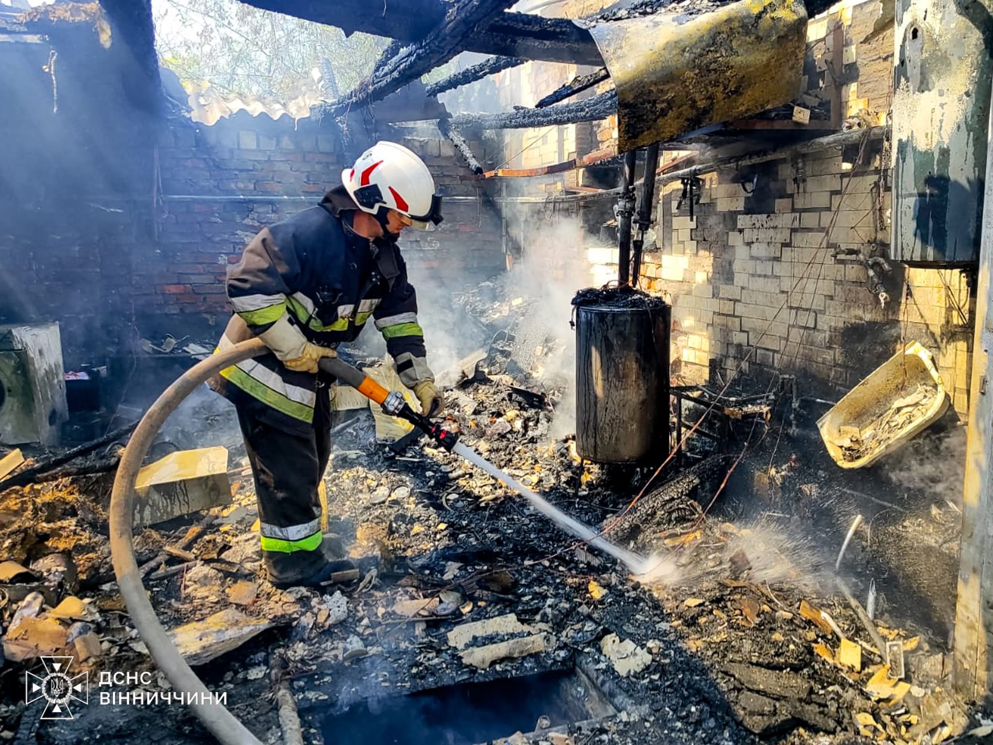 На Вінниччині рятувальники ліквідували три пожежі на території приватних домоволодінь.
