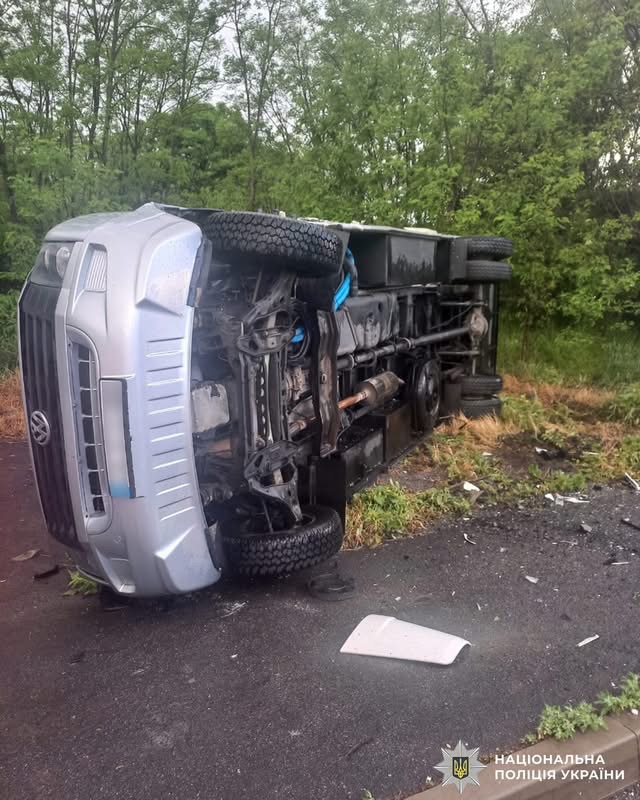 На Гайсинщині вантажівка зіткнулася з рейсовим автобусом: восьмеро постраждалих