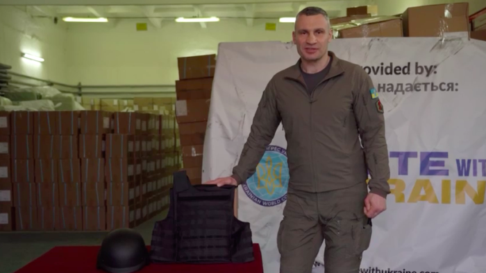 Віталій Кличко передав 5 тисяч бронежилетів та 5 тисяч кевларових касок командуванню Сухопутних військ України