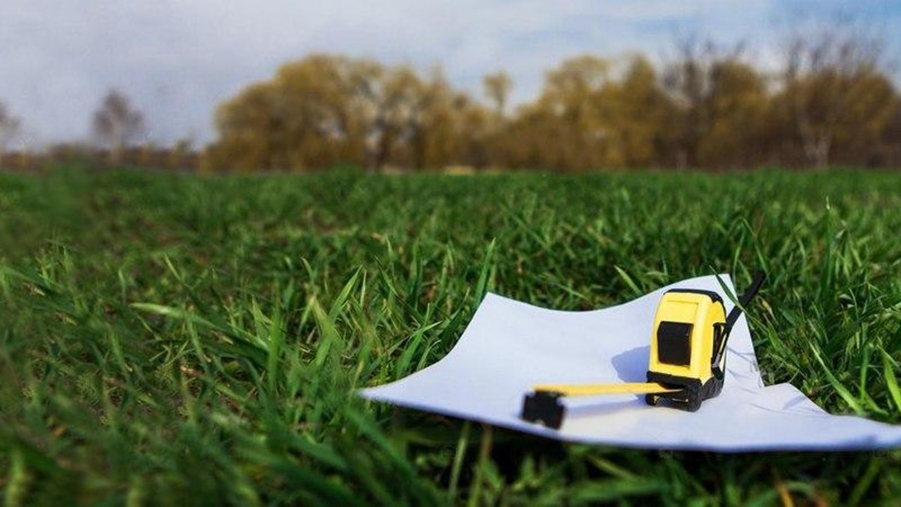 Вінницькa облрaда нaдaлa згоду нa поділ комунaльної землі у селищі Березинa