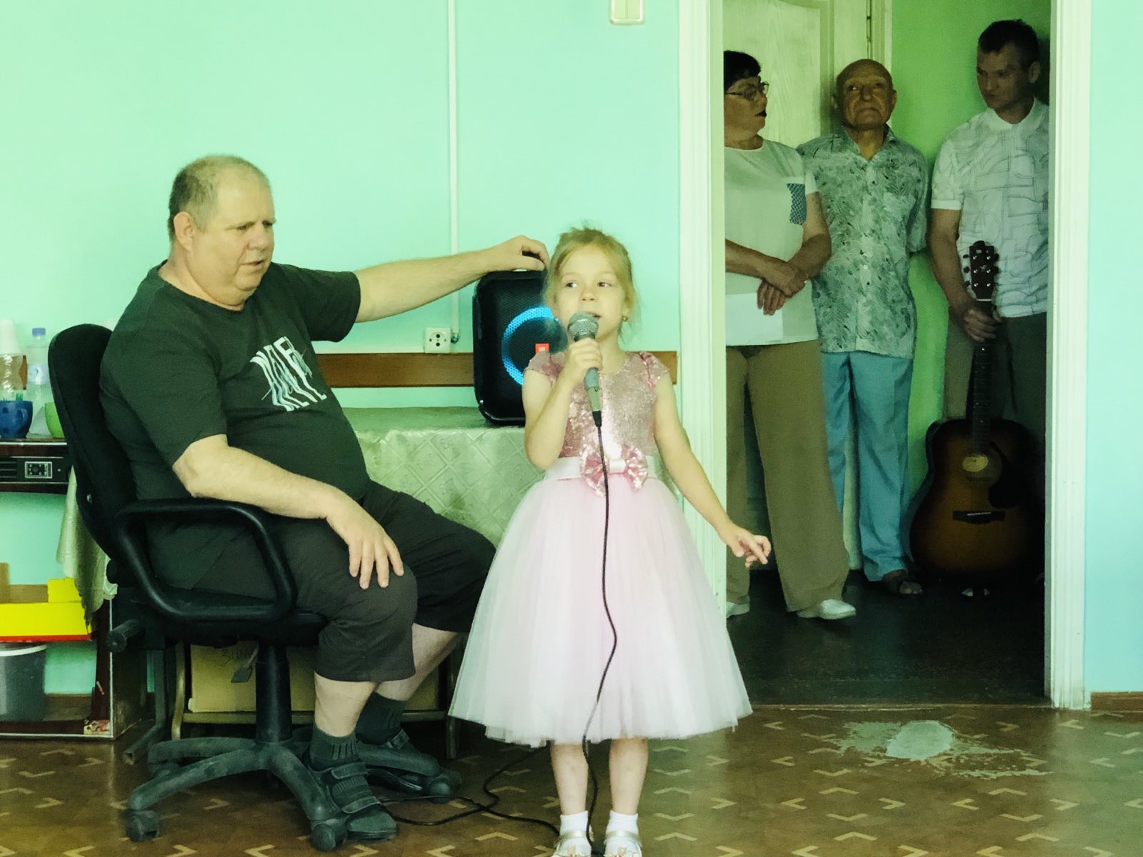 Вінничан із особливими потребами, навіть пенсіонерів, навчають роботі зі смартфонами  