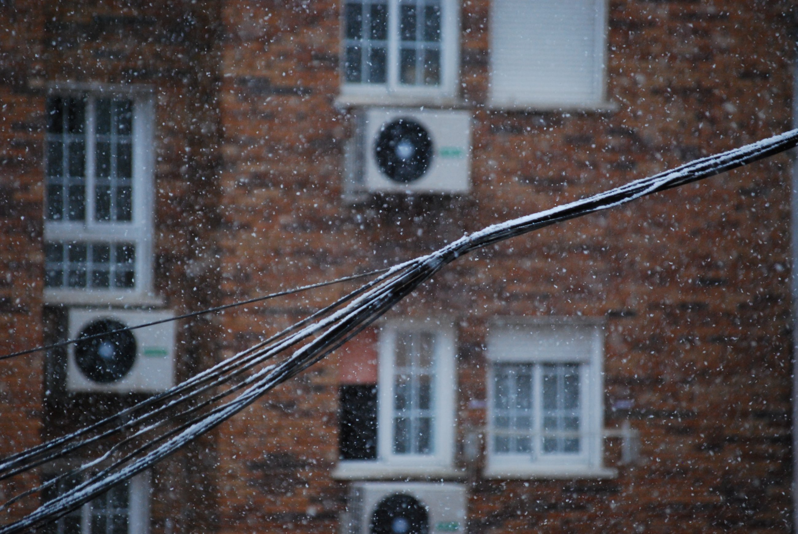 Снігопади, штормовий вітер і ожеледиця - синоптики попередили про погіршення погодних умов