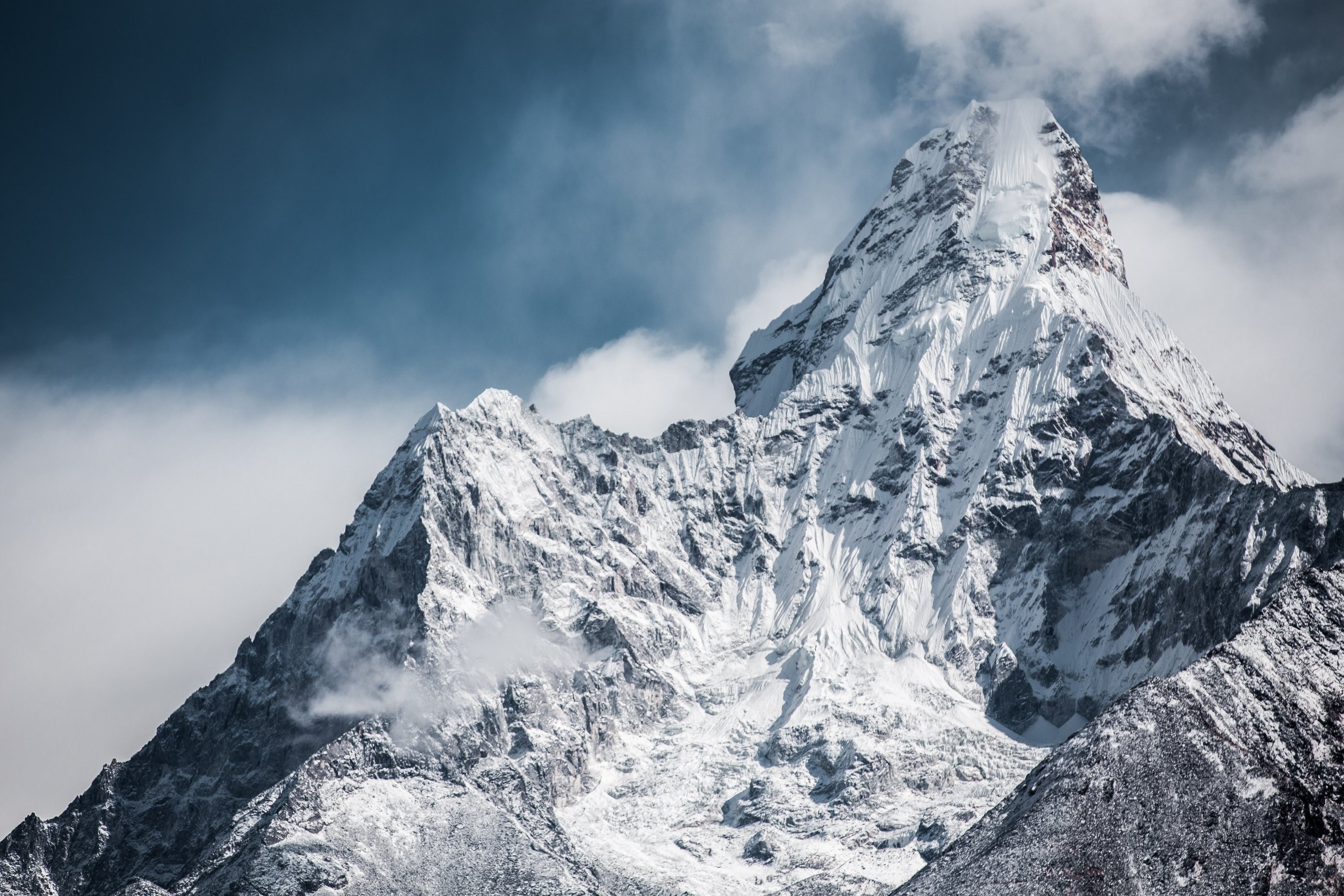 На вершині Евересту вперше виявили частинки мікропластику