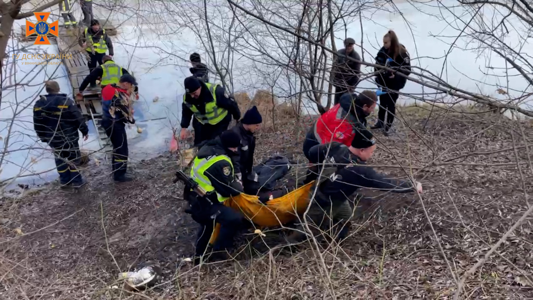 У Вінниці двоє чоловіків провaлились під лід (ВІДЕО) 