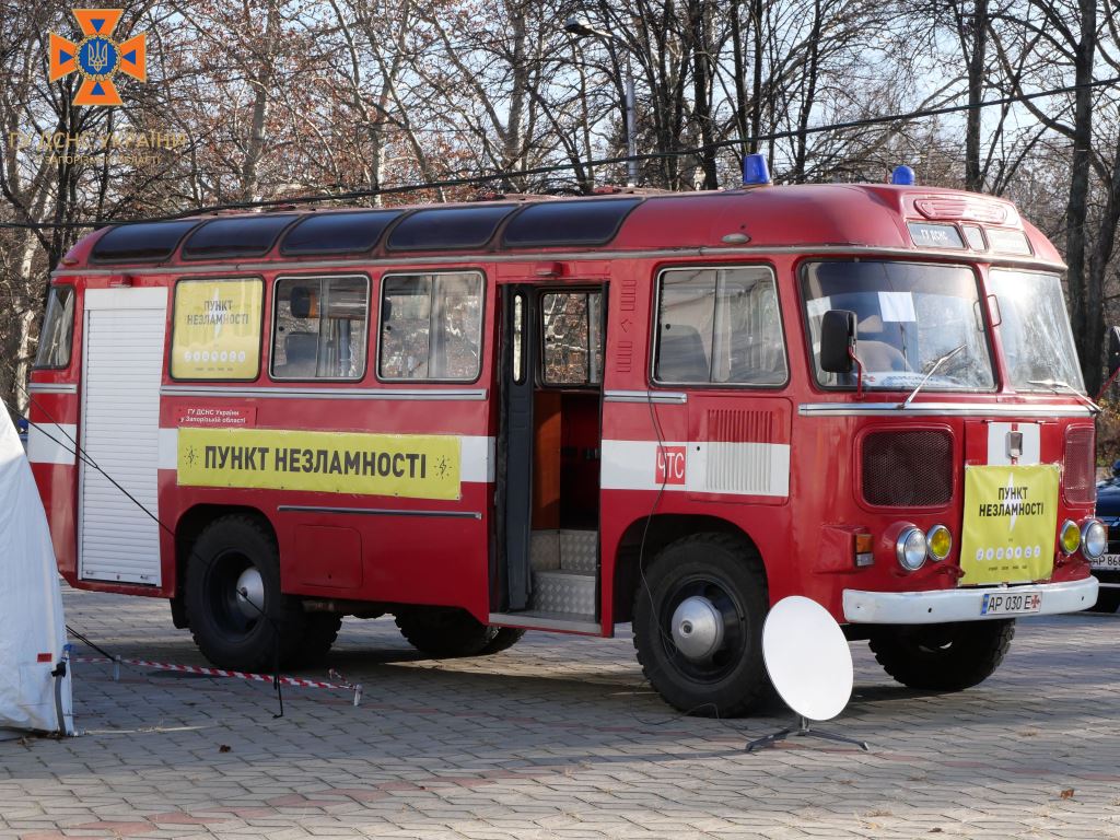 У Запоріжжі рятувальники показали пересувний «Пункт незламності»