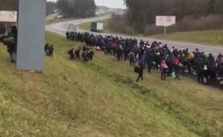 Тисячі мігрантів, які покинули Білорусь, йдуть до польського кордону