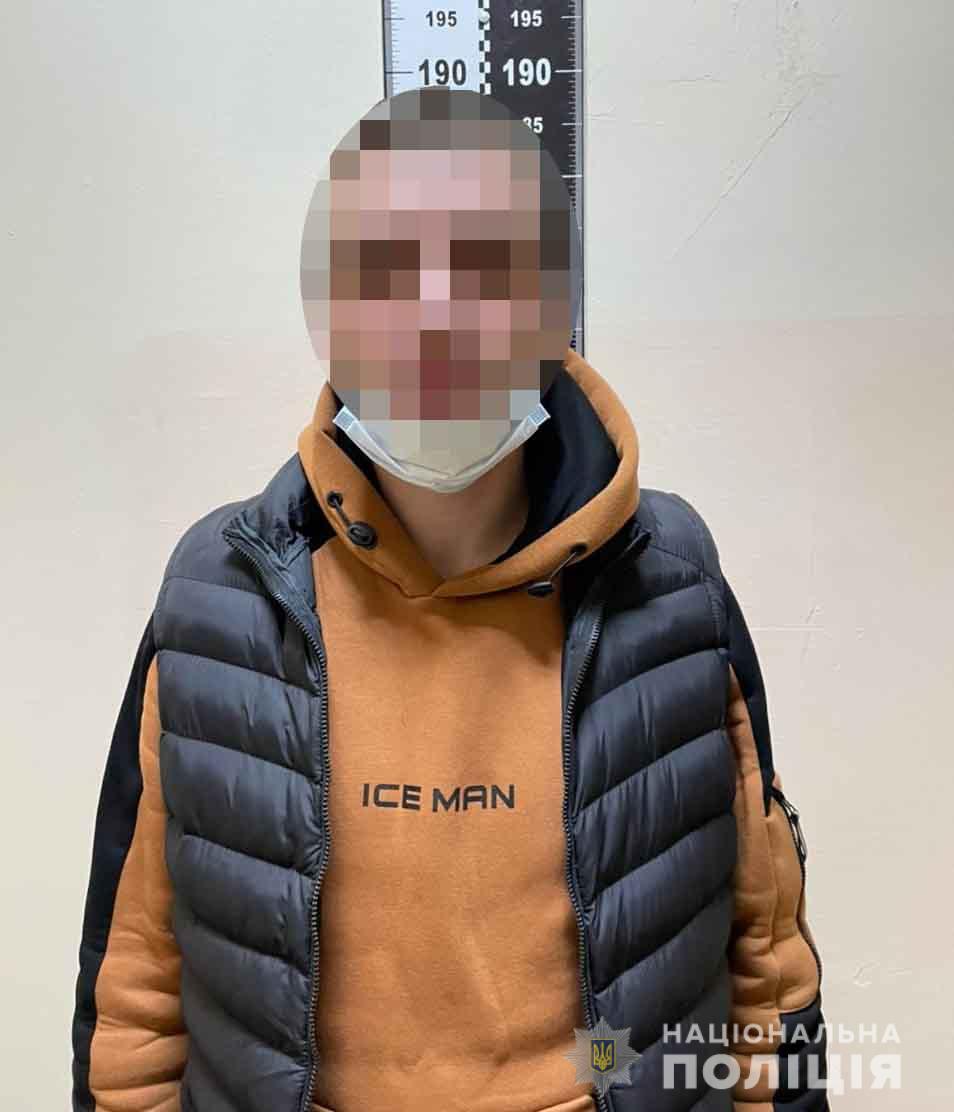 Чоловік викликaв тaксі, aби нaздогнaти трaмвaй тa побити водія (ФОТО) 