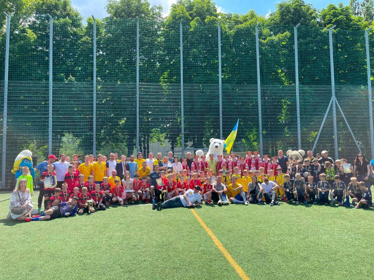  На підтримку Бородянки: у Києві відбувся благодійний дитячий турнір з футболу та товариський матч за участі зірок спорту та культури