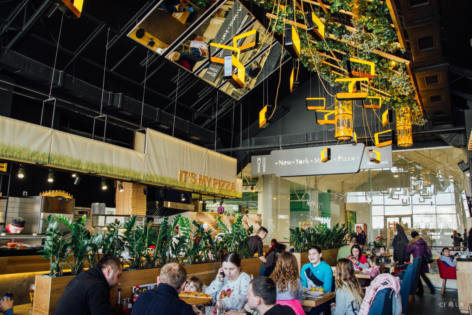 У Києві заклади громадького харчування змінюють режим роботи через військовий стан 