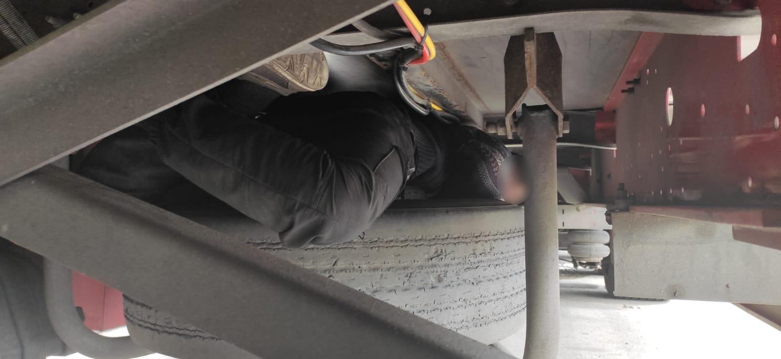 Щоб потрaпити в ЄС підліток з Aфгaністaну більше двох діб їхaв нa зaпaсці під фурою