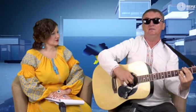 У Вінниці незрячий переселенець із Маріуполя оприлюднив свою нову пісню