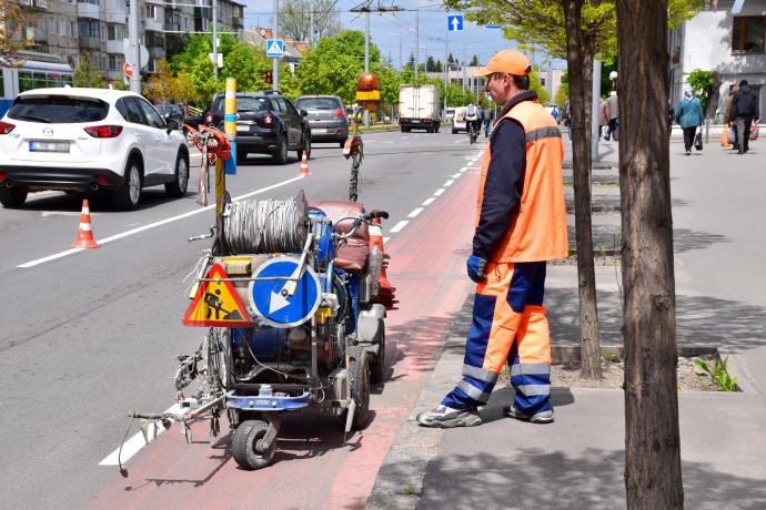 Розмітку на дорогах та тротуарах відновлюють у Вінниці
