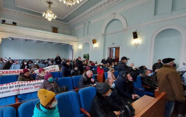 У Житомирі протестувальники увірвалися в облраду, вимагають знизити ціну на газ