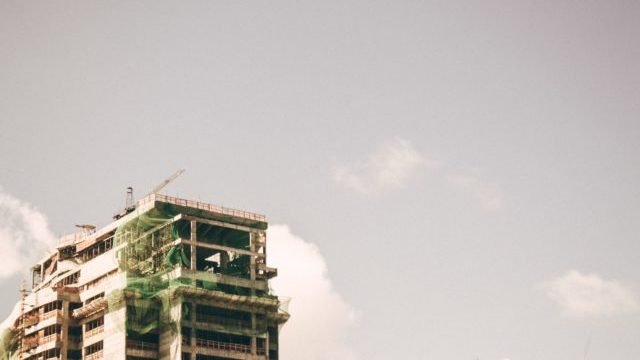 Застряг у отворі вентиляції: у Києві 13-річний хлопчик впав з недобудови