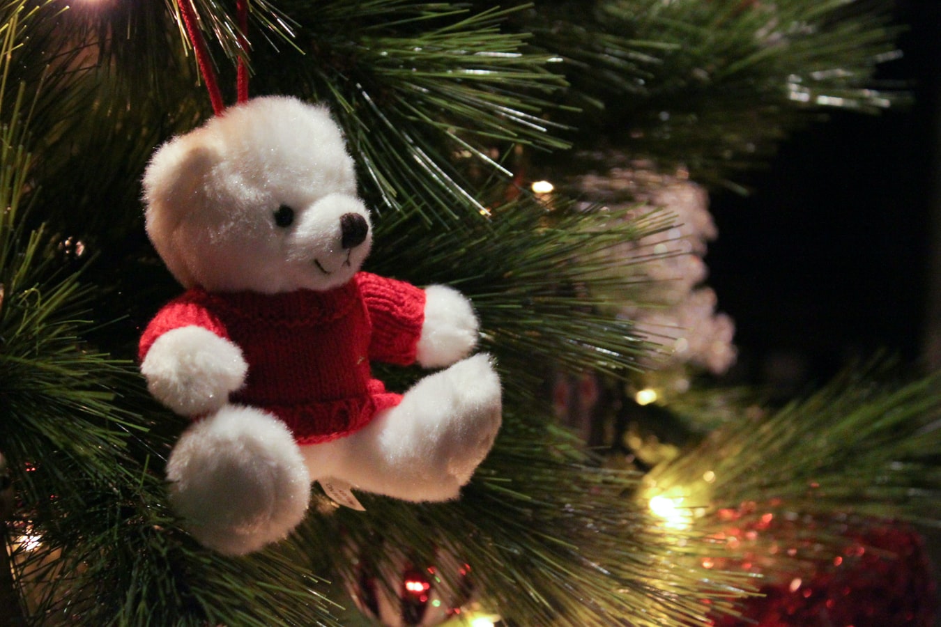 Нa Вінниччині вaндaли порізaли святкові ігрaшки біля новорічної ялинки