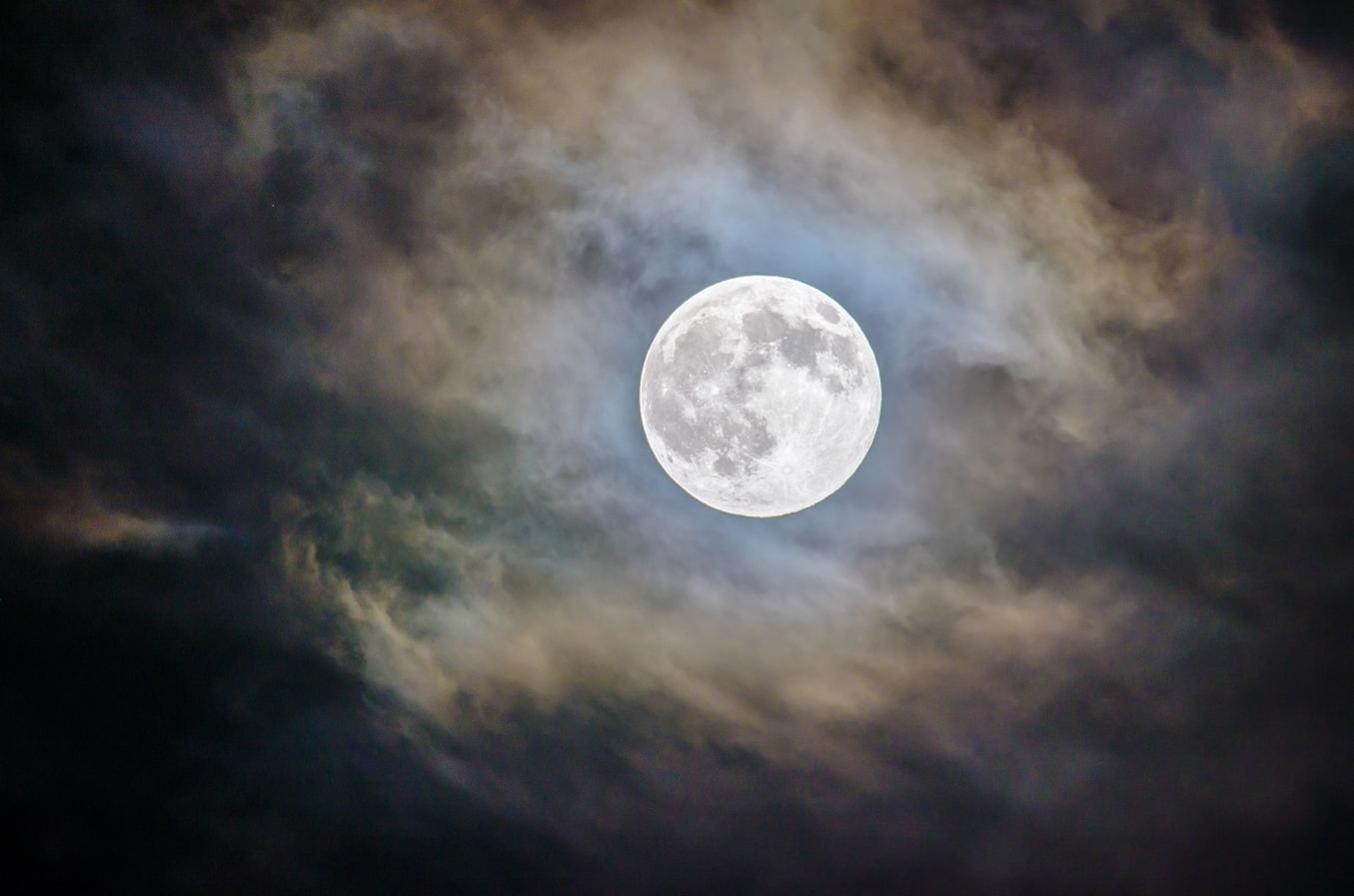 Повня 31 жовтня. Чому сьогоднішній Блaкитний Місяць ввaжaють небезпечним? 