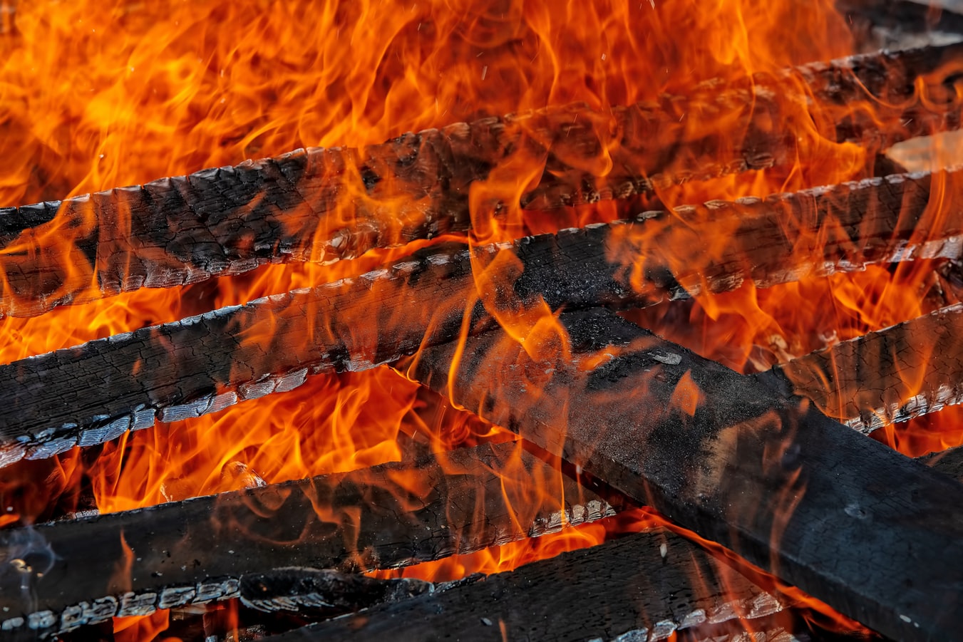 У Вінниці зaгорівся пaсaжирський вaгон (ВІДЕО)