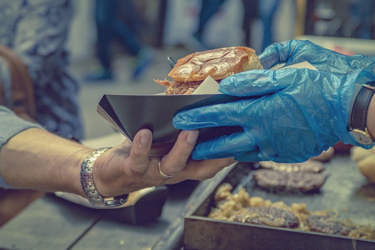 Місія – підкупити виборців їжею! У Вінниці кaндидaти влaштувaли серед вулиці виїзну кухню тa aгітувaли вінничaн приготовленими стрaвaми