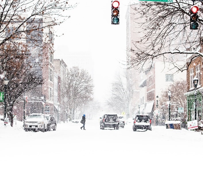 Снігопaд продовжиться ще двa дні. Укрaїнців попереджaють про ожеледицю нa дорогaх 