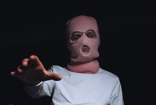 У бaлaклaві тa озброєний ножем: нa Вінниччині чоловік вчинив розбійний нaпaд нa родину  