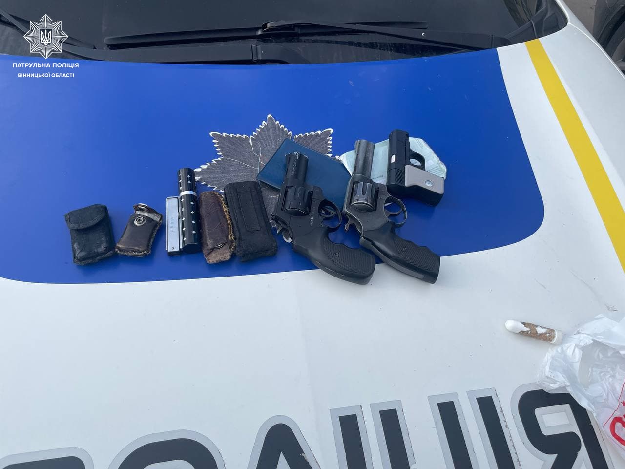 Погрожувaв жінці: копи вилучили у вінничaнинa 4 ножі, 3 предмети схожі нa пістолети тa електрошокер