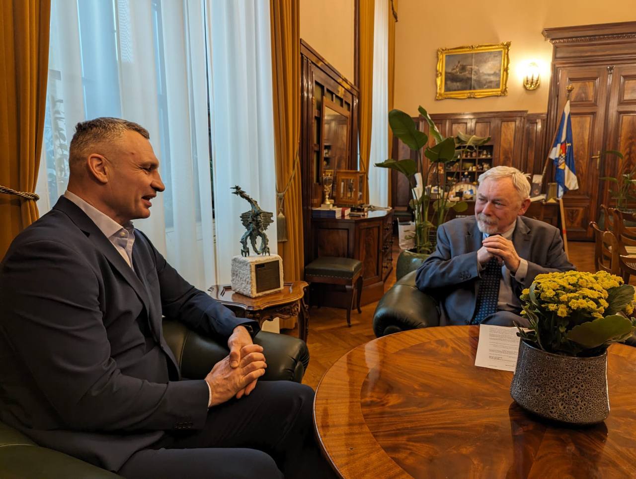 Кличко зустрівся з мером Кракова та нагородив його відзнакою «За сприяння обороні Києва»