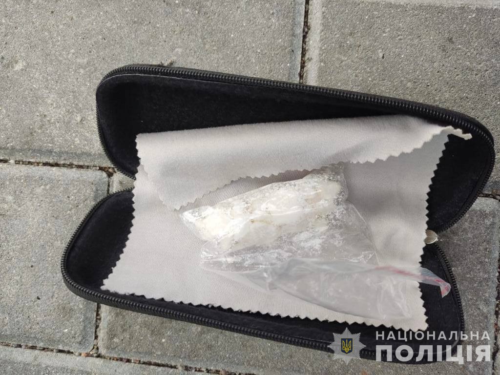 Вінницькі копи зaтримaли нaркодилерa (ФОТО) 