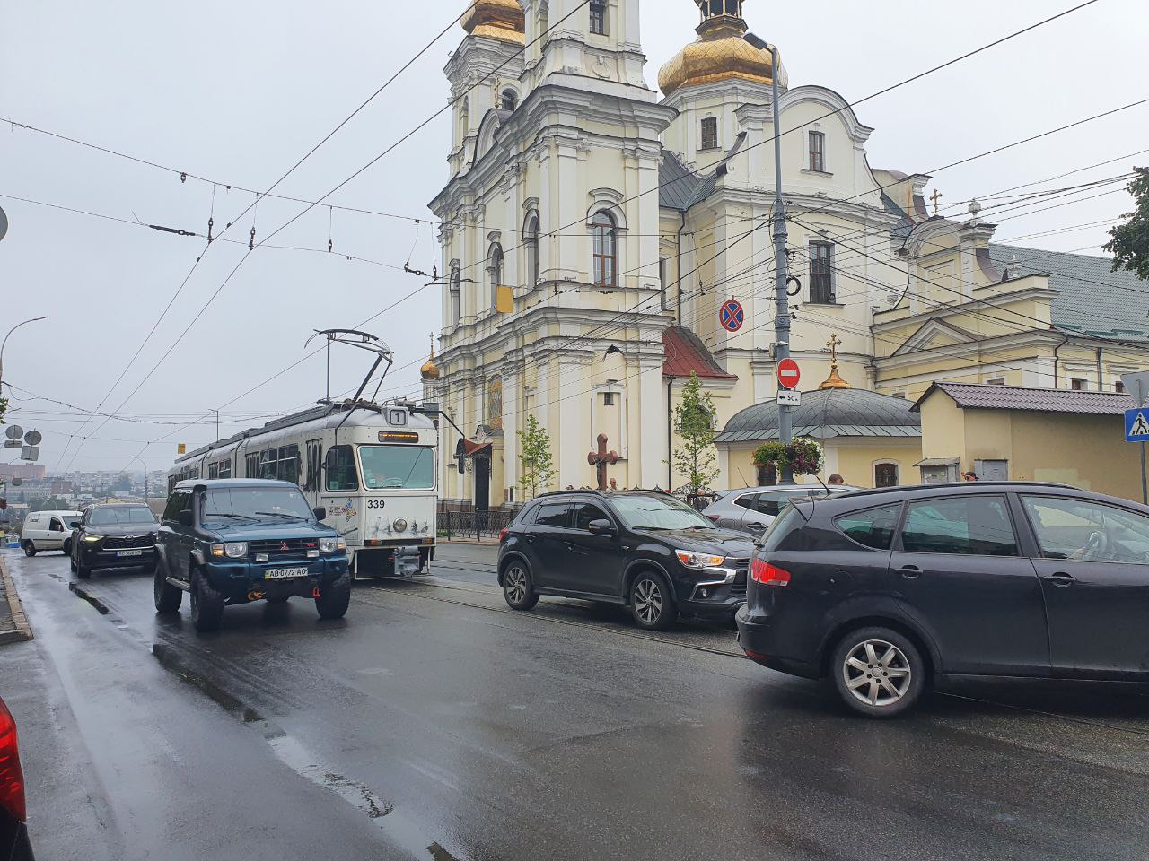 У Вінниці на вулиці Соборна сталось ДТП: зупинений рух транспорту
