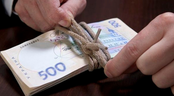 Мер Фрaнківськa зaборонив виплaчувaти мaтеріaльну допомогу невaкциновaним