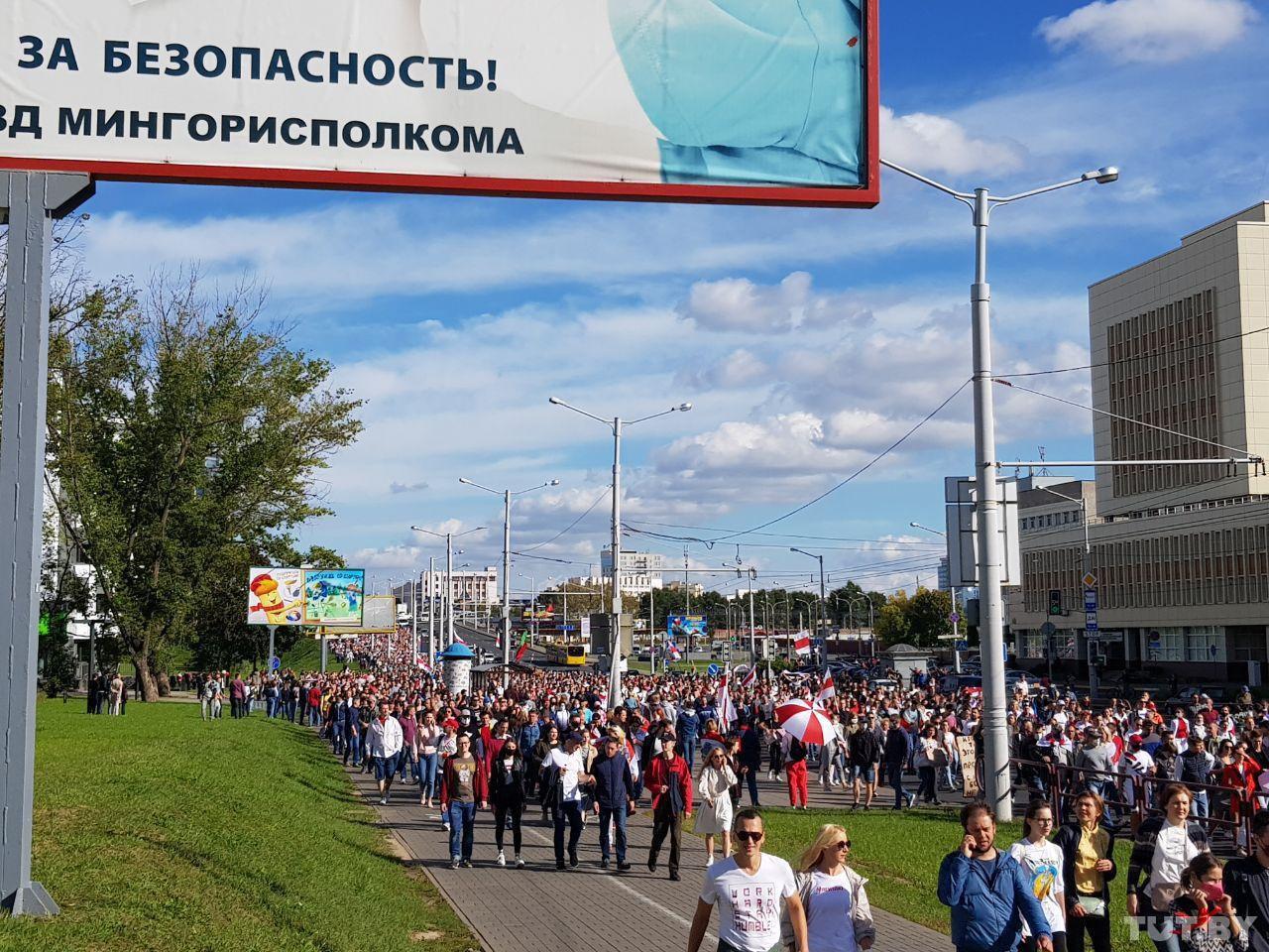 Військова техніка та силовики: у Білорусі розганяють учасників протесту