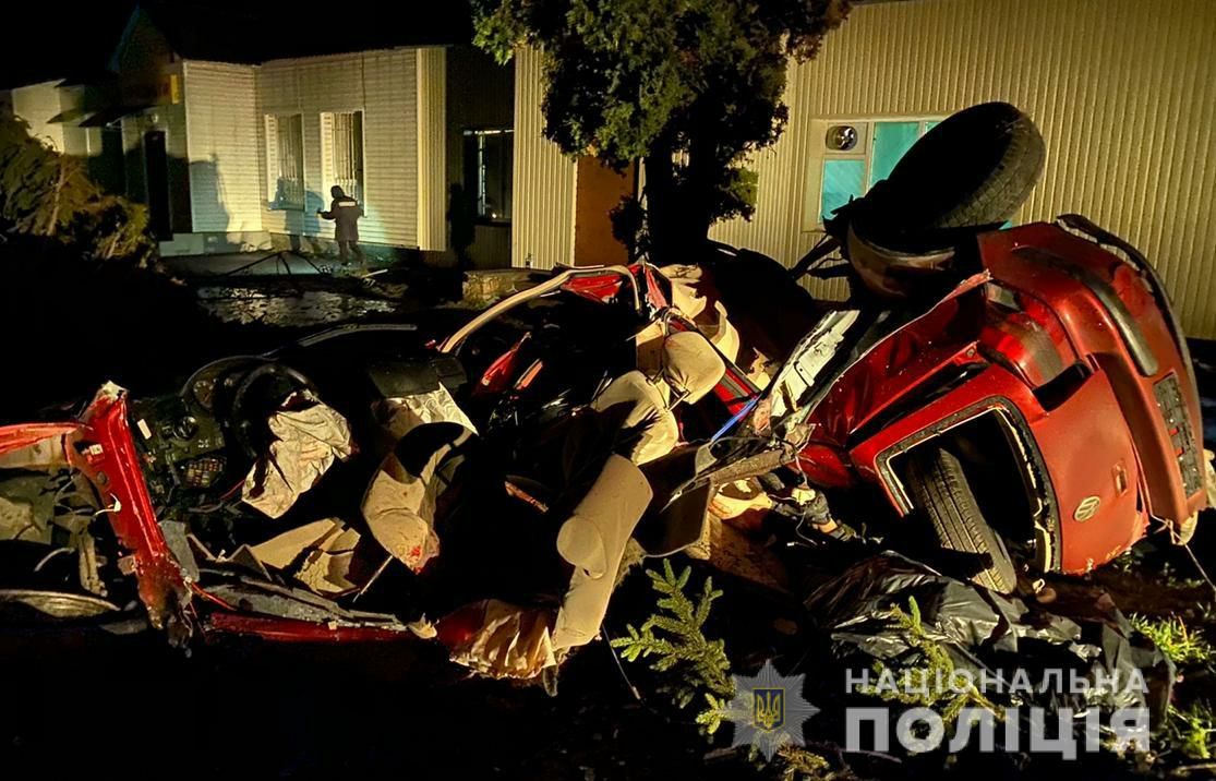 На Київщині легковик протаранив дерево, є загиблі