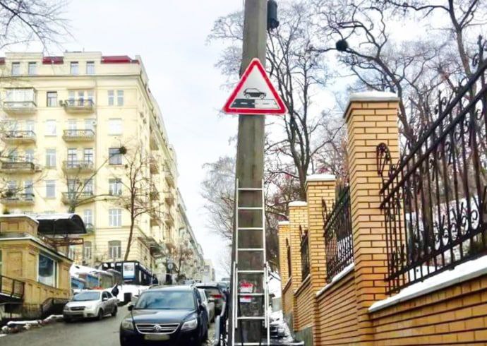 Вперше у Києві встановили дорожні знаки "зміна покриття"