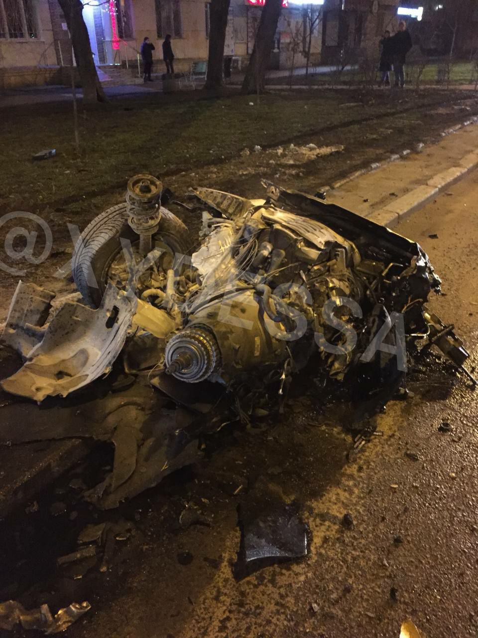 В Одесі BMW влетів у стовп від удару в автомобіля вирвало двигун