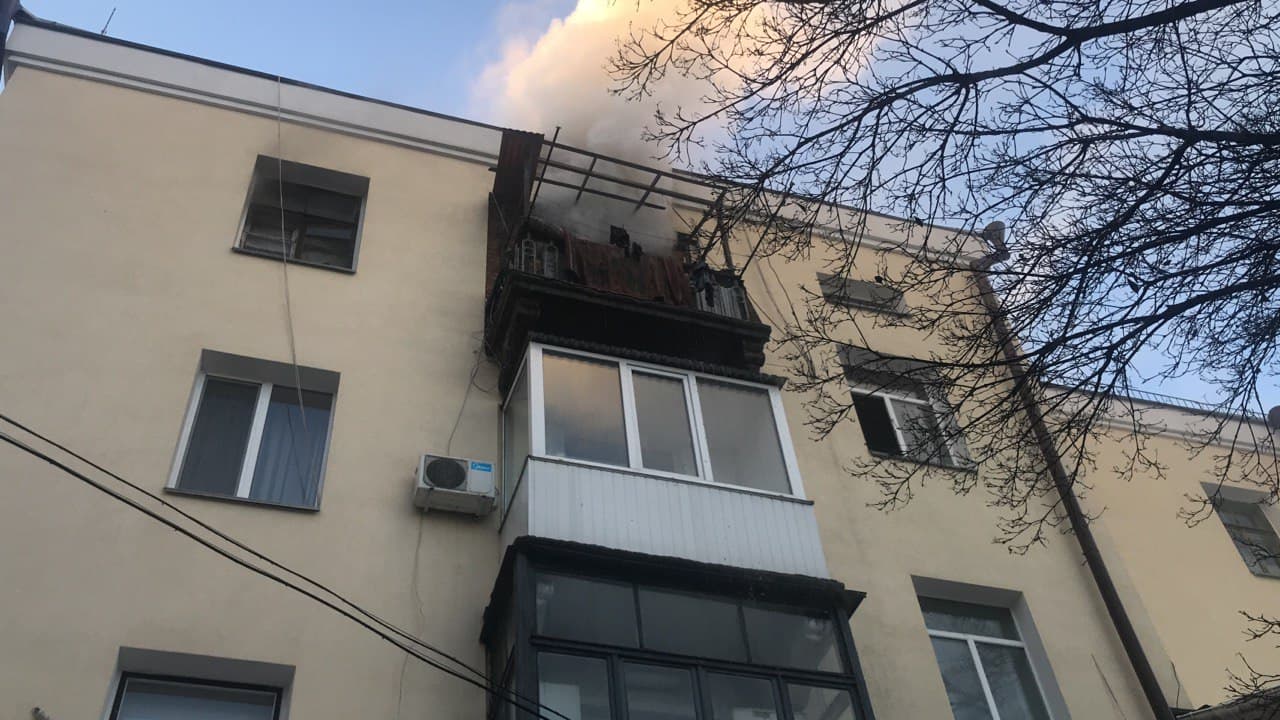 Вінницькі рятувальники винесли літню жінку з палаючого будинку (ВІДЕО)
