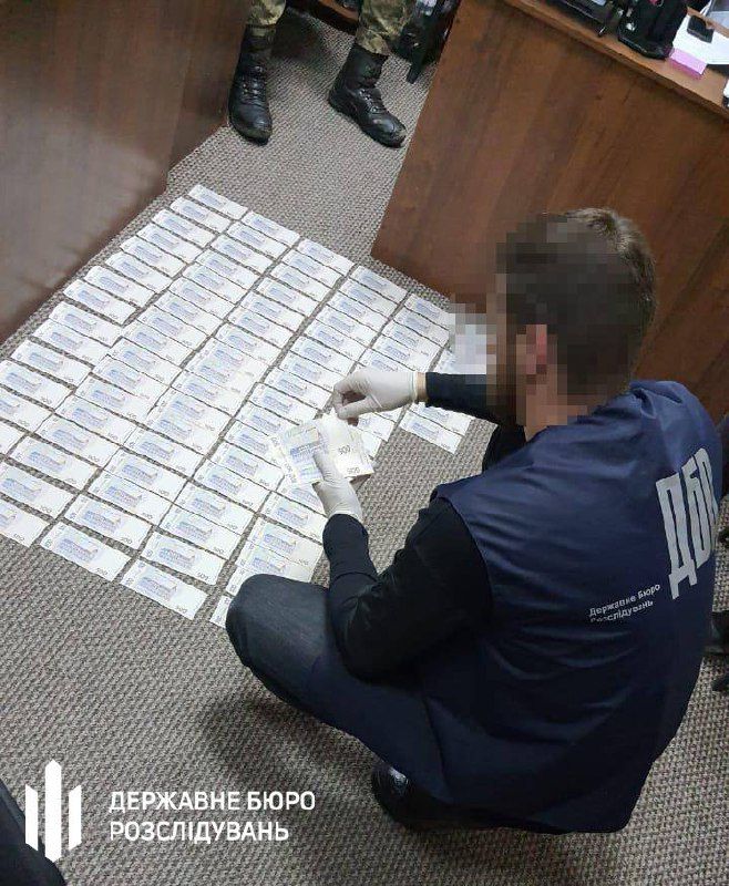 ДБР розслідує вимагання податківцем Тернопільщини 1 млн грн