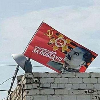 У Дніпрі на автостоянці з'явився прапор з рядянським диктатором