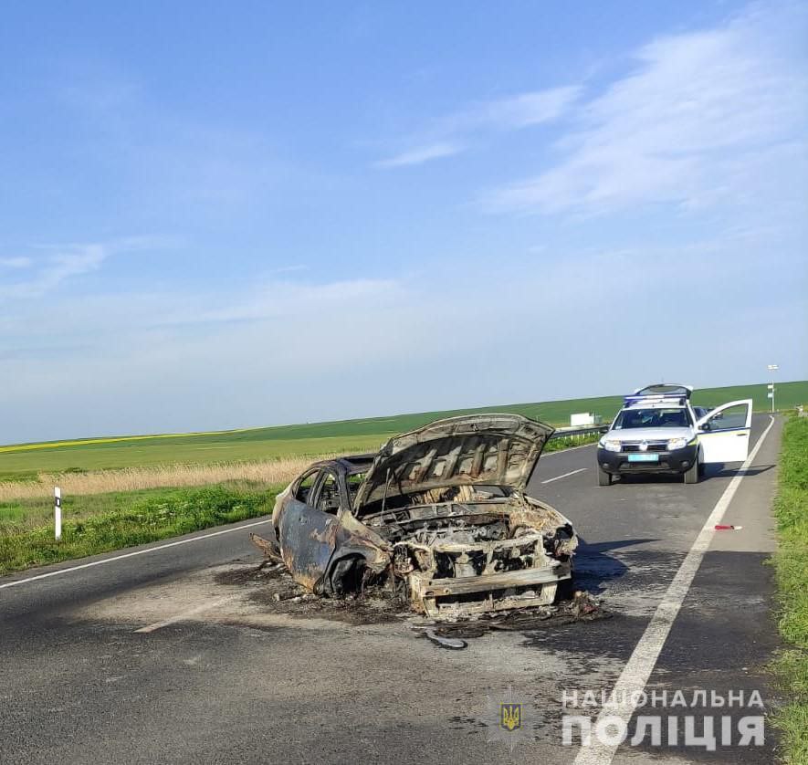 ДТП на Одещині: через лопнувшу шину Lexus врізався у відбійник і згорів