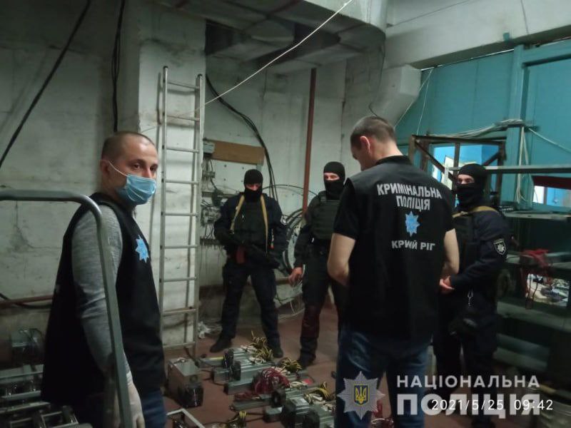Незаконно підключалися до електромереж: поліція викрила ферму майнінгу