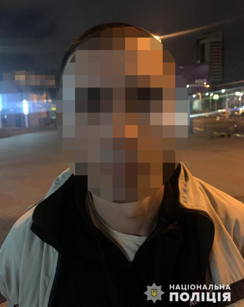 Столичні оперативники затримали вінничанина, який пограбував пасажира залізничного вокзалу