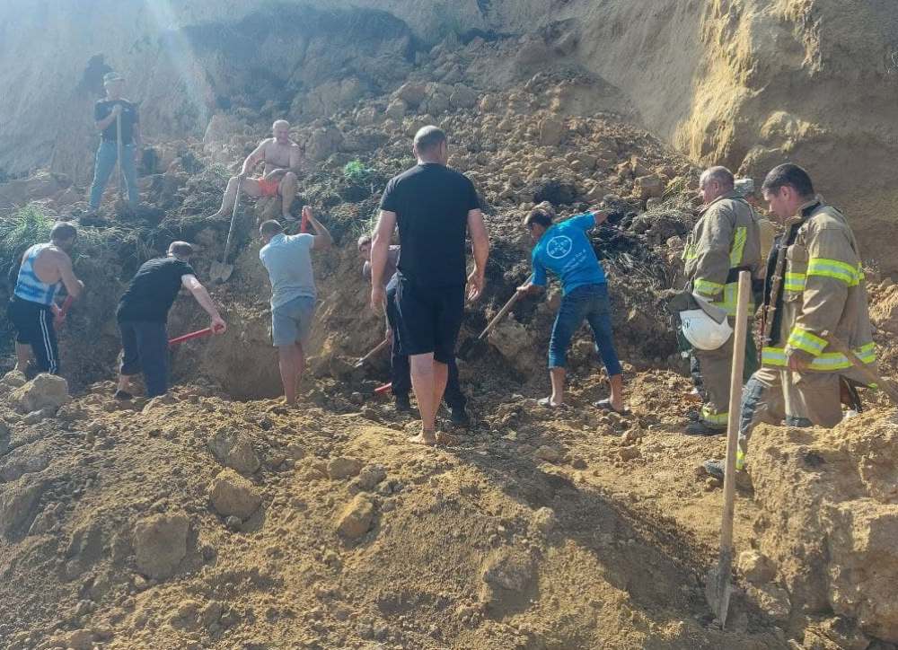 В Одеській області стався зсув ґрунту: шукають людей, які могли опинитись під землею