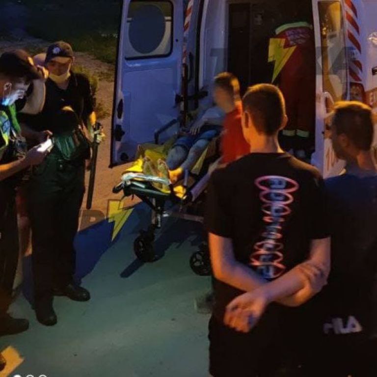 Душили і лупцювали палицею: у Харкові троє чоловіків до коми побили хлопця, який поцупив телефон